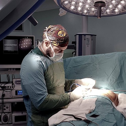 Op. Dr. M. Hakan Bulam ameliyat sırasında