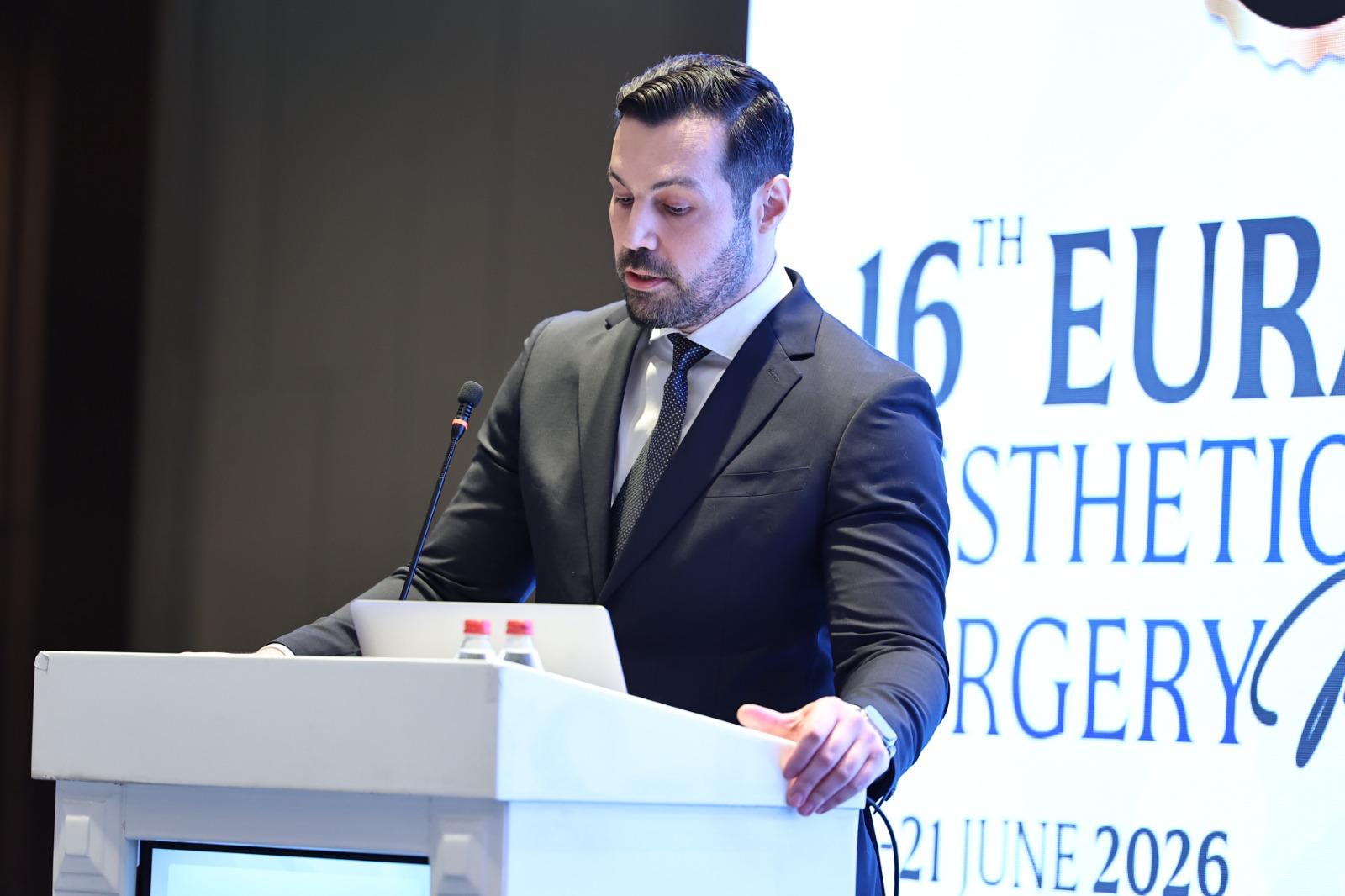 Op. Dr. M. Hakan Bulam, 16th Eurasian Aesthetic Plastic Surgery Meeting'de kürsüde