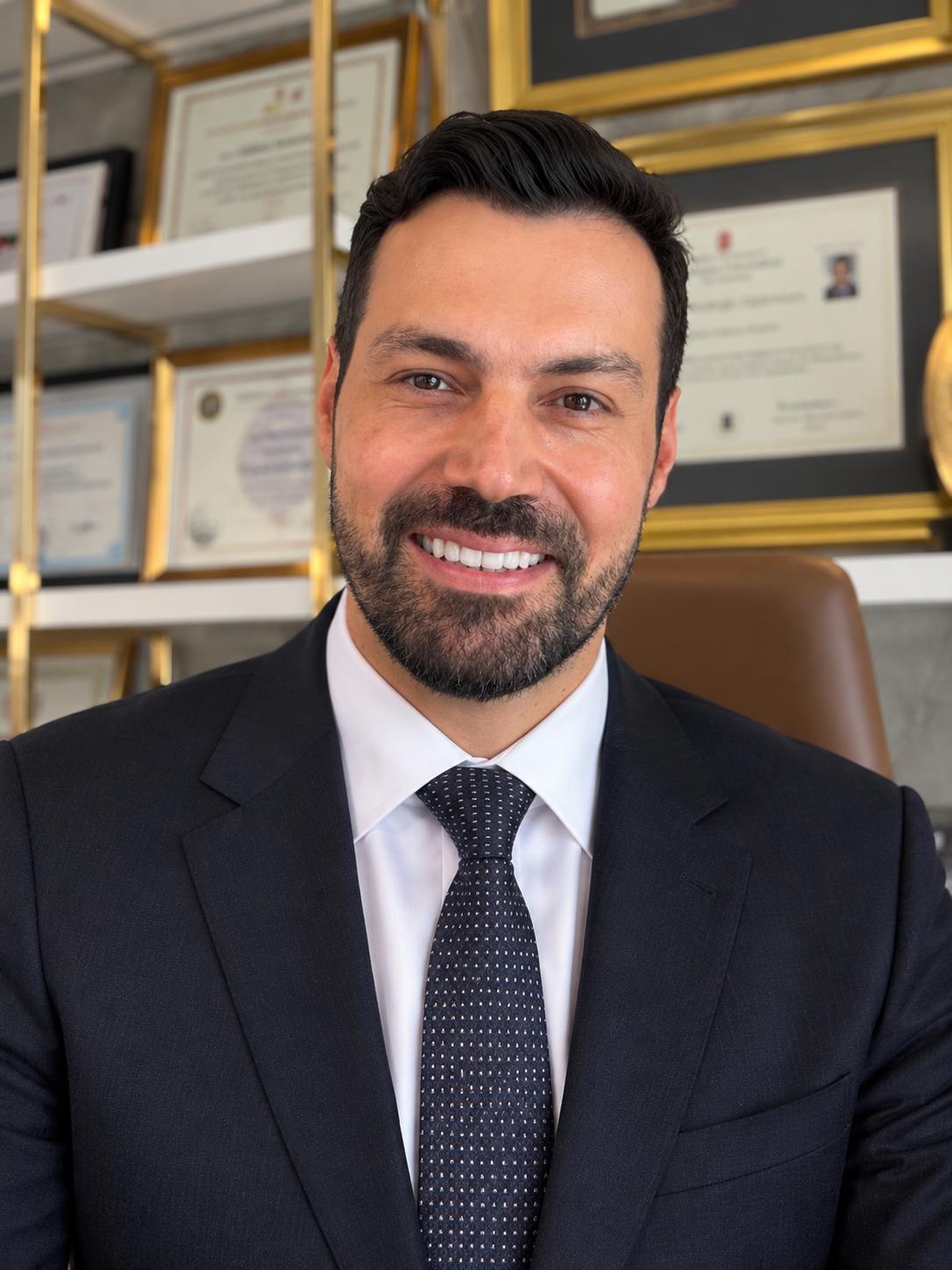 Op. Dr. M. Hakan Bulam kliniğinde, uzmanlık belgelerinin önünde